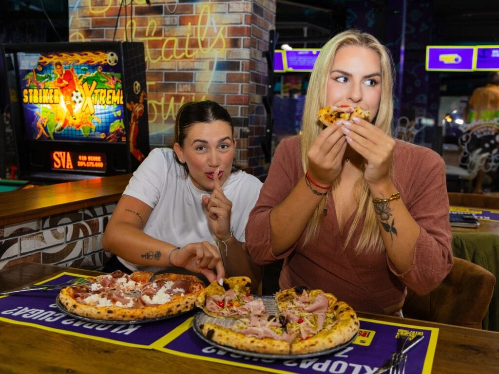 Dvije cure jedu pizzu